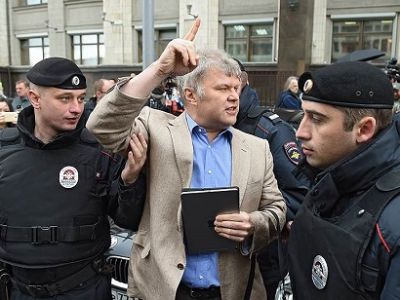 Задержание Сергея Митрохина на акции против реновации. Фото: kommersant.ru