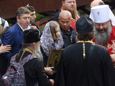 Н.Поклонская в окружении сторонников. Источник - znak.com Н.Поклонская в окружении сторонников. Источник - znak.com