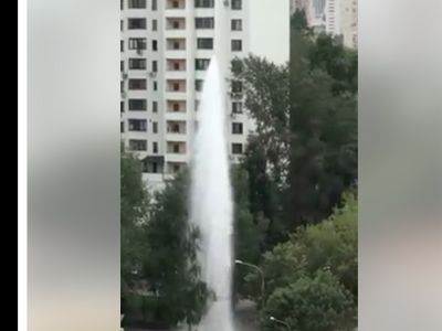 Фонтант из-под земли в Раменках, ФОто: скриншот Каспаров.Ru Фонтант из-под земли в Раменках, ФОто: скриншот Каспаров.Ru