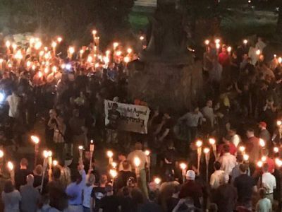 Митинг ультраправых в Шарлотсвилле. Фото: mobile.twitter.com/eugenegu/status/896223774294638592 Митинг ультраправых в Шарлотсвилле. Фото: mobile.twitter.com/eugenegu/status/896223774294638592