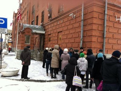 Очередь за визами в ГК в Екатеринбурге (с 1.9.17 американские визы выдаются только в Москве). Источник - afterempire.info Очередь за визами в ГК в Екатеринбурге (с 1.9.17 американские визы выдаются только в Москве). Источник - afterempire.info
