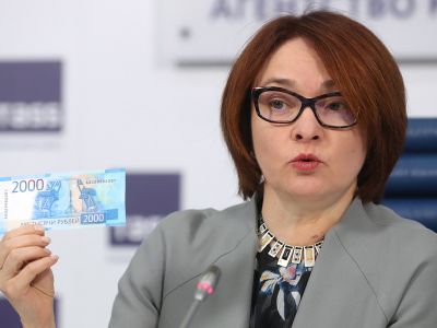 Эльвира Набиуллина с новыми купюрами. Фото: ТАСС Эльвира Набиуллина с новыми купюрами. Фото: ТАСС