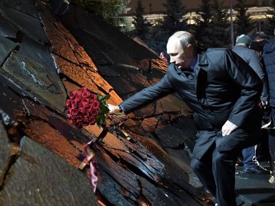 Владимир Путин у монумента "Стена скорби", 30.10.17. Фото: kremlin.ru