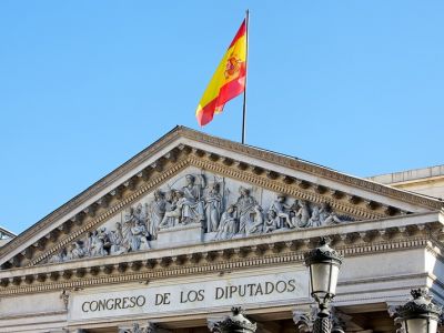 Флаг Испании над зданием парламента. Источник - euroscientist.com
