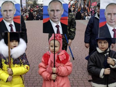 Дети с плакатами с Путиным (Севастополь, 23.2.16). Фото: Василий Максимов, источник - apostrophe.ua Дети с плакатами с Путиным (Севастополь, 23.2.16). Фото: Василий Максимов, источник - apostrophe.ua