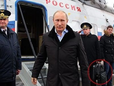 Путин и ядерный чемоданчик. Источник - dayonline.ru