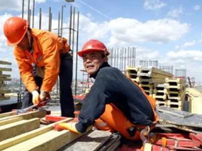 Гастарбайтеры на стройке. Фото: sensator.ru Гастарбайтеры на стройке. Фото: sensator.ru