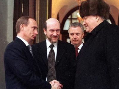 Ельцин покидает Кремль 31 декабря 1999 года. Фото: t.me/SerpomPo