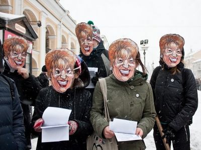 Активисты в масках Матвиенко. Фото: prikol.ru