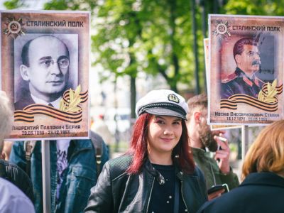 "Сталинский полк" с портретами Сталина и Берия. Фото: echo.msk.ru "Сталинский полк" с портретами Сталина и Берия. Фото: echo.msk.ru