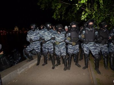 Сотрудники ОМОНа разгоняют протестующих в Екатеринбурге. Фото: e1.ru Сотрудники ОМОНа разгоняют протестующих в Екатеринбурге. Фото: e1.ru