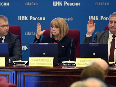 Председатель ЦИК России Элла Памфилова (в центре). Фото: Дмитрий Духанин / Коммерсант