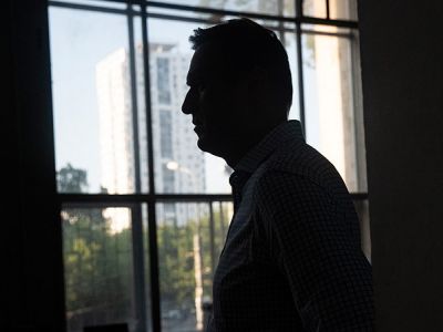 Экс-полицейского приговорили к двум годам колонии по делу о сливе данных попутчиков Навального
