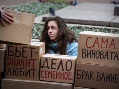 Перформанс против домашнего насилия. Санкт-Петербург, Россия, 13 июня 2016 года. Фото: Давид Френкель Перформанс против домашнего насилия. Санкт-Петербург, Россия, 13 июня 2016 года. Фото: Давид Френкель