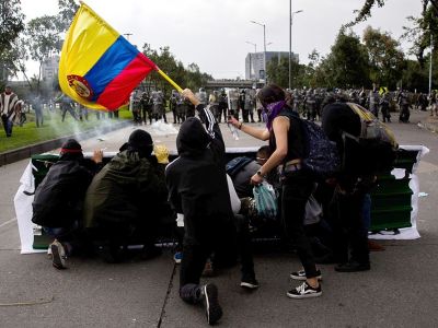 Уличные погромщики в Колумбии. Фото: EPA
