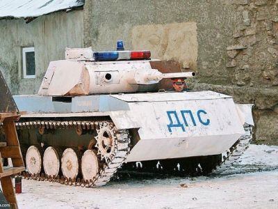 Танк с мигалкой. Фото: pikabu.ru Танк с мигалкой. Фото: pikabu.ru