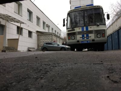 Автозак у 2-го оперполка ГУ МВД. Фото: Twitter.com/ZolotorevskiyB Автозак у 2-го оперполка ГУ МВД. Фото: Twitter.com/ZolotorevskiyB