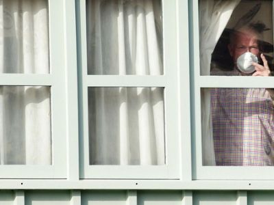 Турист смотрит в окно отеля H10 Costa Adeje Palace, который заблокирован после подтверждения нового коронавируса в Адехе, на испанском острове Тенерифе, Испания, 1 марта 2020 года. Фото: Borja Suarez / Reuters Турист смотрит в окно отеля H10 Costa Adeje Palace, который заблокирован после подтверждения нового коронавируса в Адехе, на испанском острове Тенерифе, Испания, 1 марта 2020 года. Фото: Borja Suarez / Reuters