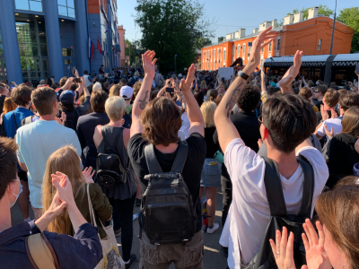 Возле Мещанского суда. Фото: Филипп Пионтковский Возле Мещанского суда. Фото: Филипп Пионтковский