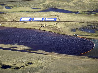 Ликвидация последствий разлива топлива на ТЭЦ-3. Фото: Кирилл Кухмарь / ТАСС
