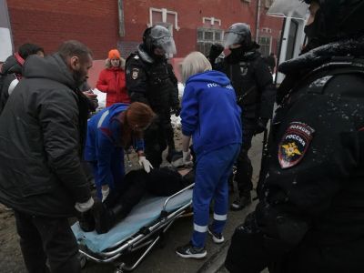 Оказание скорой медицинской помощи пострадавшему участнику протеста 31 января в Москве. Фото: Глеб Щелкунов/Коммерсант