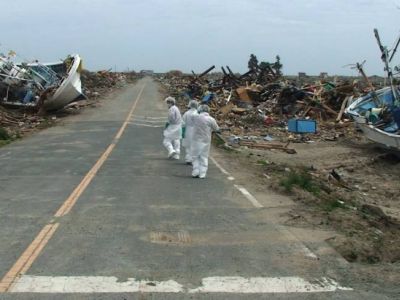 Спасательная группа в районе катастрофы в Фукусиме, март 2011. Фото: www.japantimes.co.jp Спасательная группа в районе катастрофы в Фукусиме, март 2011. Фото: www.japantimes.co.jp