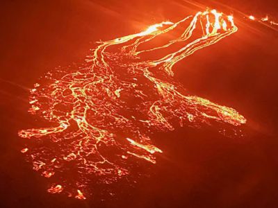 Извержение вулкана Фаградалсфьяль. Фото: aslaugarna / Twitter Извержение вулкана Фаградалсфьяль. Фото: aslaugarna / Twitter