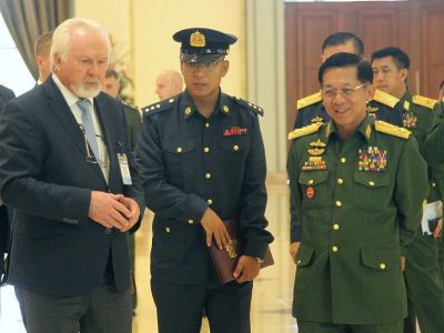 Главный редактор "МК" Павел Гусев и лидер фашистской хунты в Мьянме Мин Аун Хлайн. Фото: mk.ru Главный редактор "МК" Павел Гусев и лидер фашистской хунты в Мьянме Мин Аун Хлайн. Фото: mk.ru