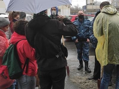 Журналисты чистят снег в поддержку коллеги. Фото: news.myseldon.com Журналисты чистят снег в поддержку коллеги. Фото: news.myseldon.com