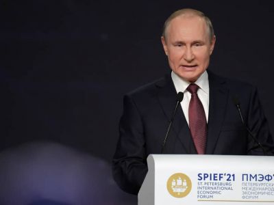 Владимир Путин во время выступления на пленарном заседании ПМЭФ в 2021 году. Фото: Дмитрий Азаров / Коммерсант