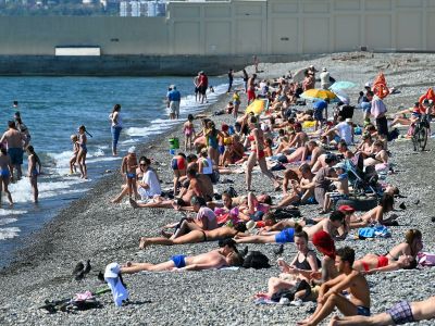 Отдыхающие на пляже "Ривьера" в Центральном районе города Сочи. Фото: Артур Лебедев / РИА Новости