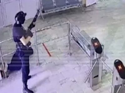 "Пермский маньяк" во время нападения на университет, 20.09.21. Скрин видео t.me/bazabazon "Пермский маньяк" во время нападения на университет, 20.09.21. Скрин видео t.me/bazabazon