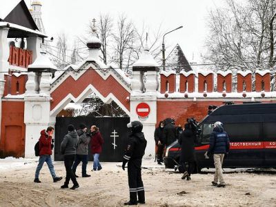 Около Введенского Владычного женского монастыря в Серпухове после взрыва в гимназии. Фото: Максим Григорьев/ТАСС