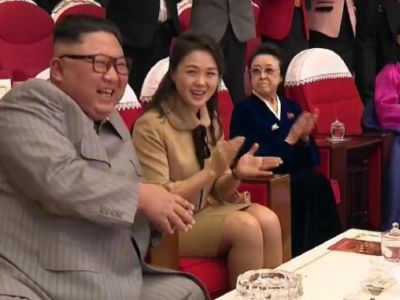 Ким Чен Ын с женой и Ким Гён Хи. Фото: english.khan.co.kr