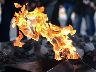 Двух жителей Невинномысска преследуют за акробатические трюки у Вечного огня