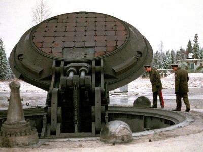 Российские военные заглядывают в открытую шахту межконтинентальной баллистической ракеты "Тополь-М". Фото: AP Российские военные заглядывают в открытую шахту межконтинентальной баллистической ракеты "Тополь-М". Фото: AP