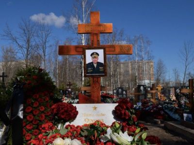 Могила генерал-майора Владимира Фролова. Фото: Андрей Бок / Фонтанка Могила генерал-майора Владимира Фролова. Фото: Андрей Бок / Фонтанка