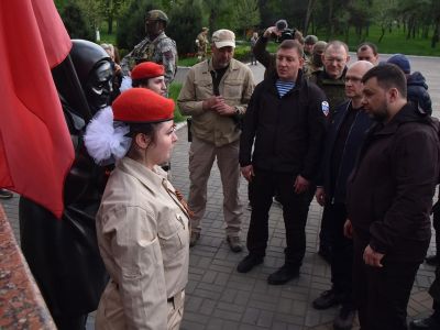 Кириенко, Турчак и Пушилин на открытии памятника "бабушке с флагом" в Мариуполе. Фото: t.me/SerpomPo Кириенко, Турчак и Пушилин на открытии памятника "бабушке с флагом" в Мариуполе. Фото: t.me/SerpomPo