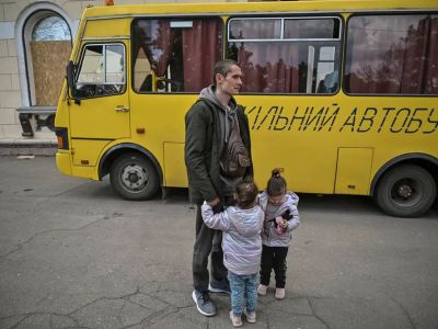 Мужчина, потерявший жену при обстреле, ждет эвакуации. Фото: Aris Messinis / AFP