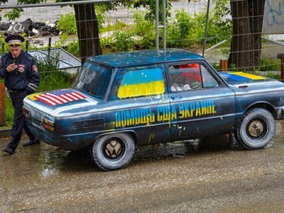 "Запорожец" с хламом. Фото: Сергей Попов, Каспаров.Ru "Запорожец" с хламом. Фото: Сергей Попов, Каспаров.Ru