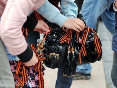 Георгиевская ленточка на сумке. Фото: petrogazeta.ru