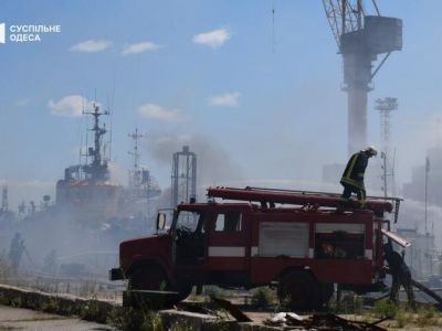 Тушение пожара в порту Одессы после обстрела, 23.07.22. Фото: t.me/suspilneodesa