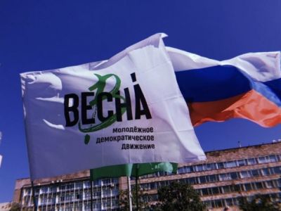 Флаги движения "Весна" и России. Фото: Весна