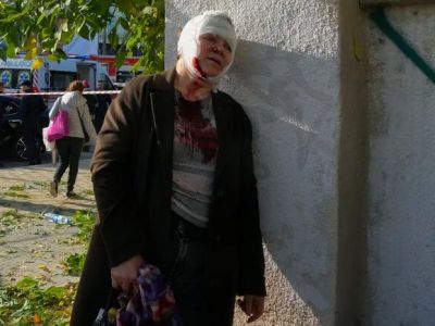 Раненая женщина на месте российского обстрела в Киеве, 10 октября 2022 года.  Фото: Efrem Lukatsky / AP