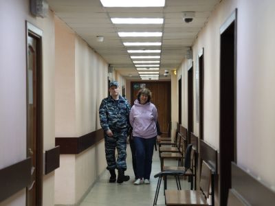 Обвинение запросило три года условно для пенсионерки, оставившей записку на могиле родителей Путина