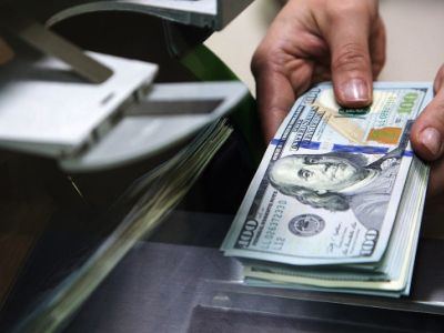 Курс доллара достиг 80 рублей впервые с апреля прошлого года