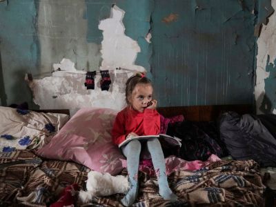Девочка сидит в импровизированном бомбоубежище в Мариуполе, Украина, 7 марта 2022 года. Фото: Евгений Малолетка / AP Photo