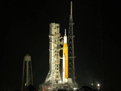 Ракета SLS на стартовом комплексе. Фото: NASA