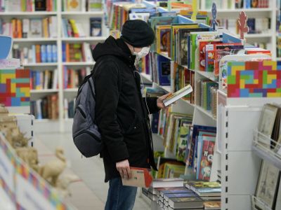 Мужчина выбирает книгу в книжном магазине в Екатеринбурге. Фото: Павел Лисицын / РИА Новости