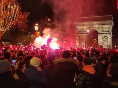 Футбольные фанаты на Елисейских полях в Париже. Фото: Timothee Dhellemmes/Le Figaro Футбольные фанаты на Елисейских полях в Париже. Фото: Timothee Dhellemmes/Le Figaro